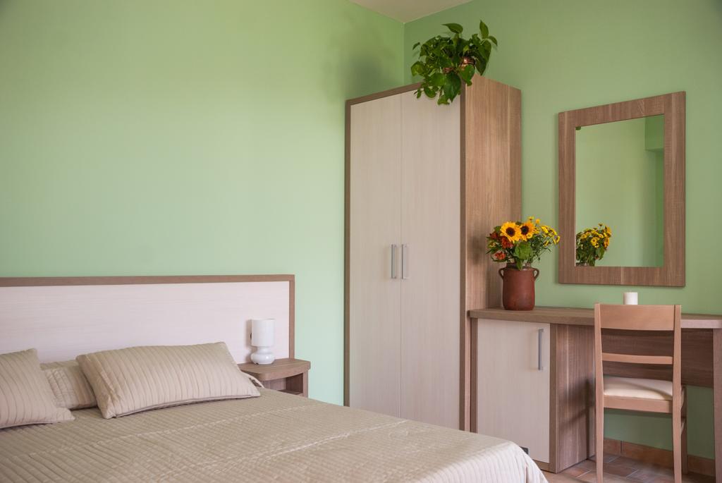 Casa Delfico Ristoro In Famiglia Guest House Teramo Ruang foto
